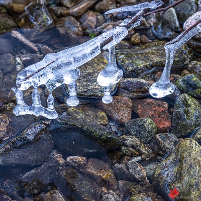 Muster aus Eis und Steinen